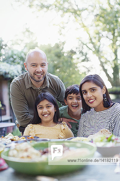 Porträt einer glücklichen Familie am Esstisch
