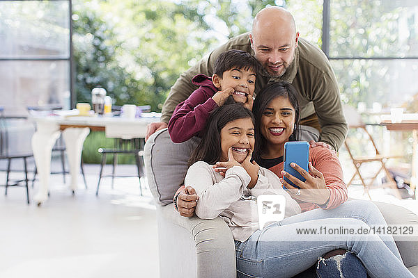 Verspielte Familie macht Selfie mit Fotohandy