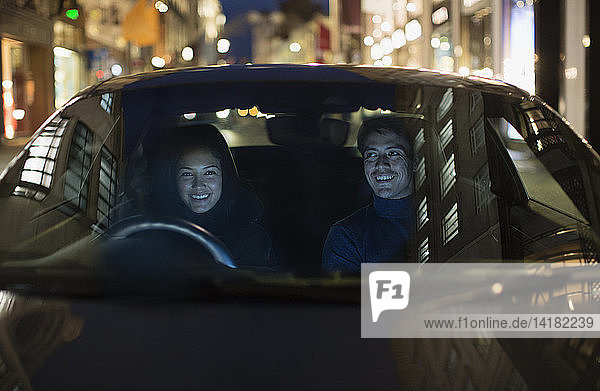 Lächelndes Paar auf der Straße in der Stadt
