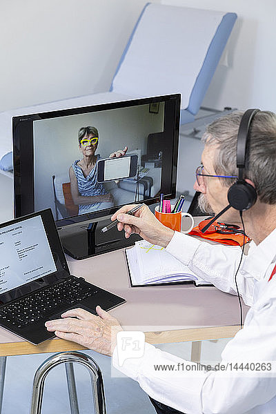 Videokonsultation zwischen einem Arzt und einer Patientin  die sich ihre medizinischen Tests erklären lassen möchte.