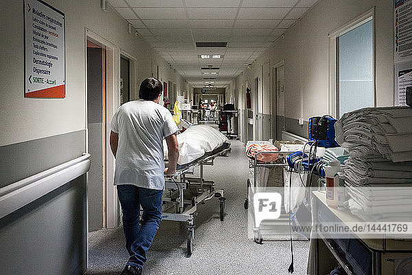 Ein Mann ist gerade im Krankenhaus gestorben. Er wird in die Sterbekammer gebracht. Krankenhaus. Aix en Provence PACA FRANKREICH