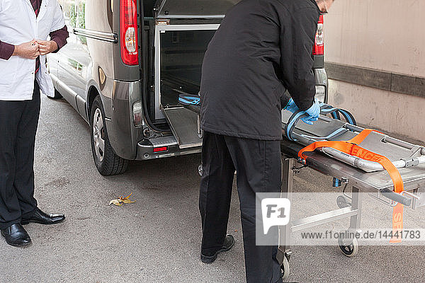 Das Bestattungsunternehmen kommt gerade im Krankenhaus an PACA FRANKREICH