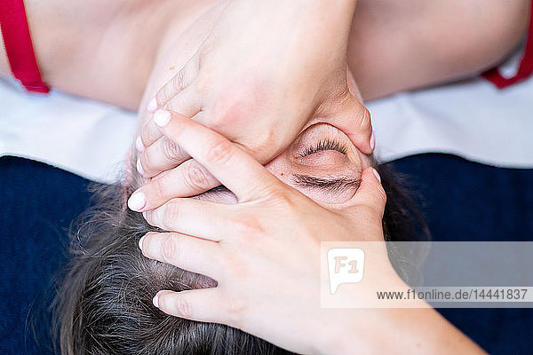 Konsultation eines Osteopathen: Arbeit an den Nasennebenhöhlen bei einem Patienten mit Atembeschwerden infolge einer Nasennebenhöhlenentzündung.