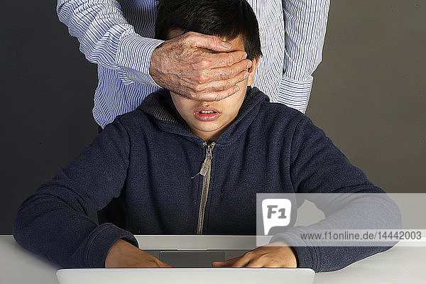 12-jähriger Junge  dem verboten wurde  eine Internetseite zu besuchen. Paris  Frankreich.