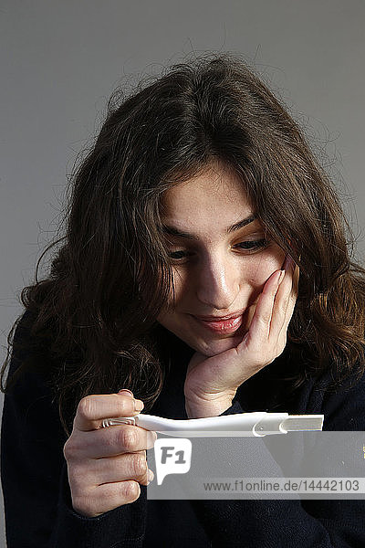 Junge Frau hält einen Schwangerschaftstest. Paris  Frankreich.