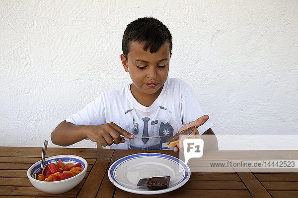 11-jähriger Junge beim Frühstück in Lecce  Italien.