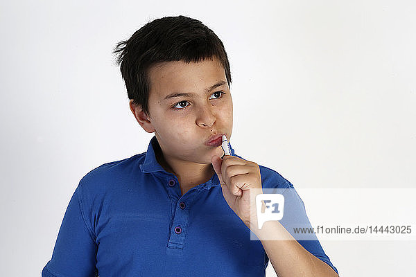 12-jähriger Junge putzt sich die Zähne.