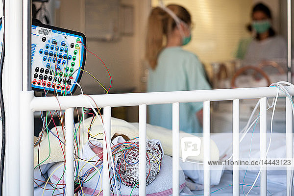 Eine Krankenschwester kümmert sich in der Abteilung für Neugeborene um ein Frühchen. Krankenhaus. Aix en Provence PACA FRANKREICH