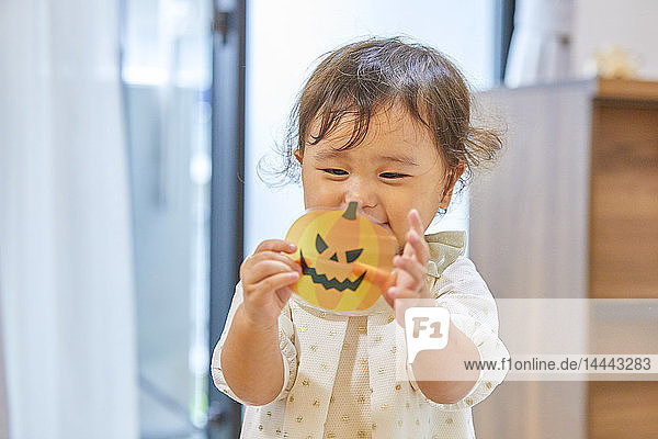 Japanisches Kind für Halloween gekleidet