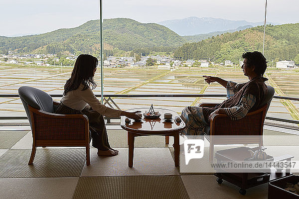 Japanischer Vater und Tochter in einem traditionellen Hotel
