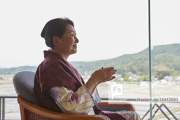 Japanische Seniorin in Yukata in einem traditionellen Hotel