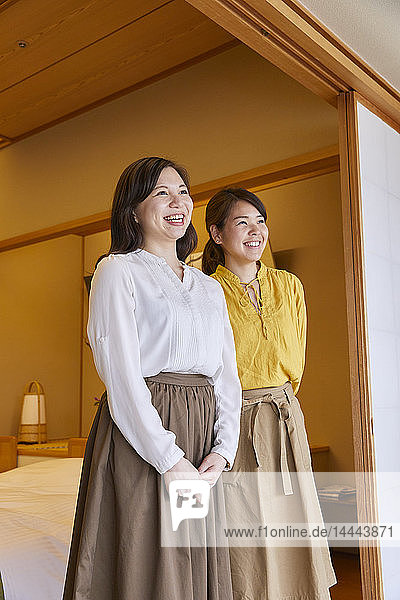 Japanische Frauen in einem traditionellen Hotel