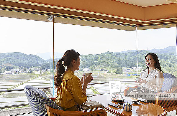 Japanische Frauen in einem traditionellen Hotel