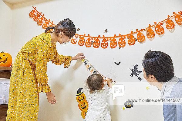 Japanische Familie verkleidet für Halloween