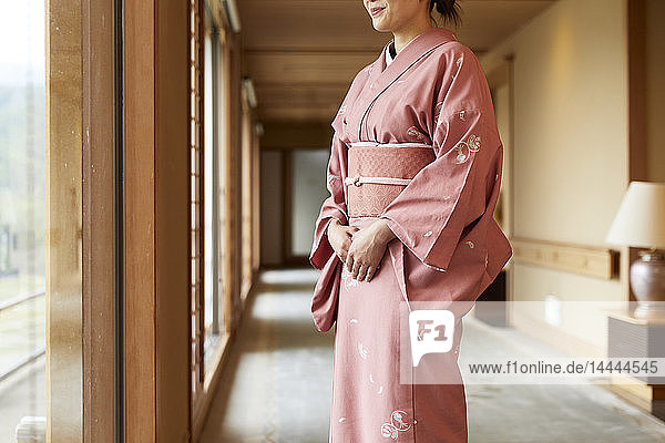 Japanerin im Kimono in einem traditionellen Hotel