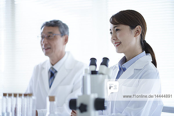 Japanische Forscher im Labor