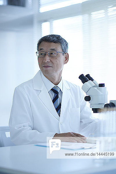 Leitende japanische Forscherin im Labor