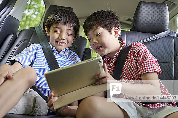 Japanische Kinder im Auto