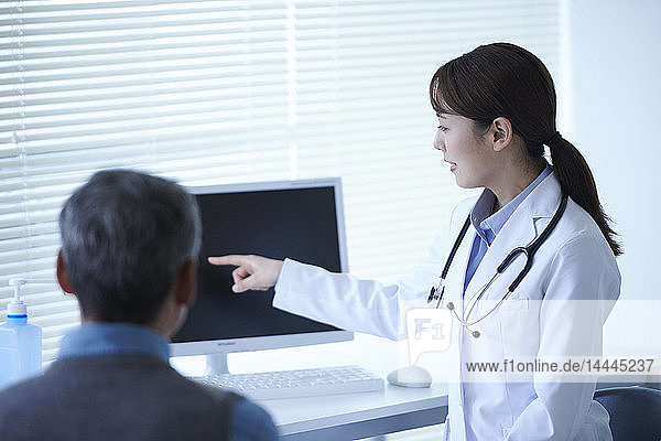 Japanischer Arzt bei der Arbeit