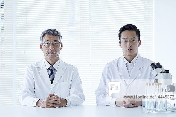 Japanische Forscher im Labor