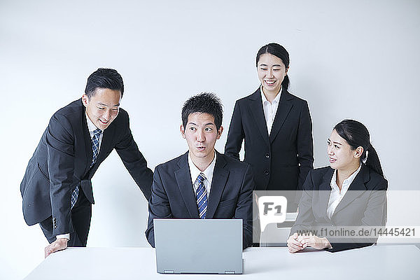 Junge japanische Geschäftsleute