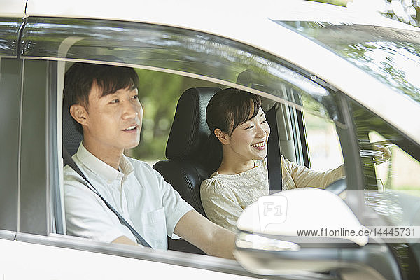 Japanisches Paar im Auto