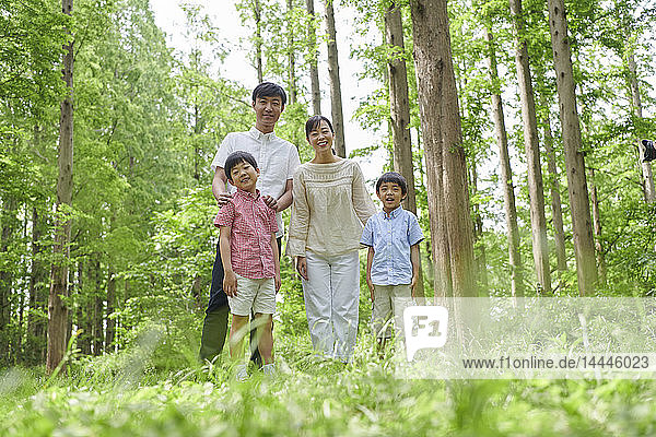 Japanische Familie in einem Stadtpark