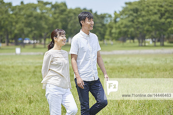 Japanisches Paar in einem Stadtpark