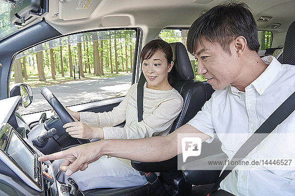 Japanisches Paar im Auto