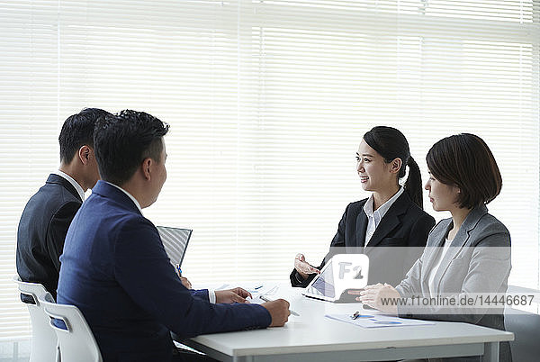 Junge japanische Geschäftsleute