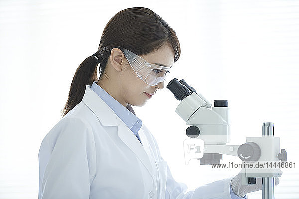 Junge japanische Forscherin im Labor