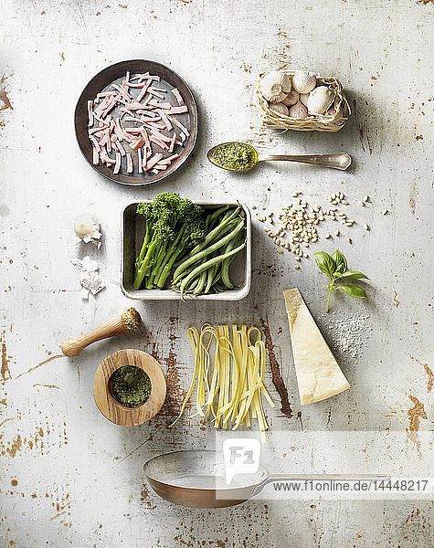 Zutaten für die Zubereitung von Tagliatelle mit Brokkoli und Schinken