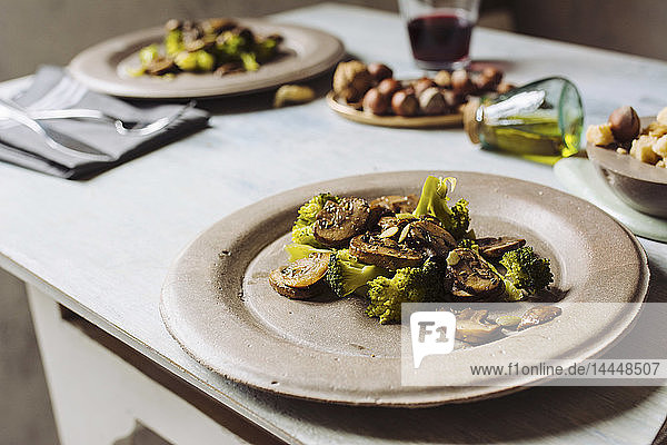 Sautierte Pilze Mit Olivenol Broccoli Und Kurbiskernen