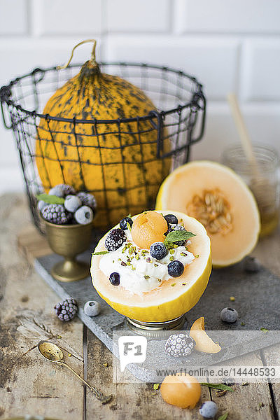 Frühstücks-Melonen-Schale mit Joghurt  Blaubeeren  Brombeeren