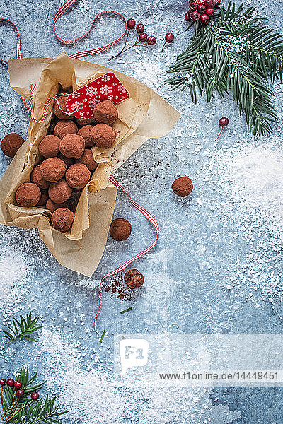 Hausgemachte Schokoladentrüffel als Geschenk zu Weihnachten