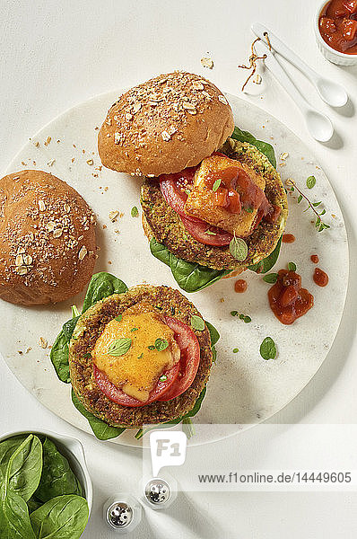Veggie-Burger mit Tomaten und Käse