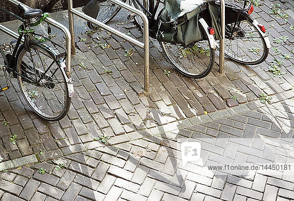 An Fahrradständern geparkte Fahrräder