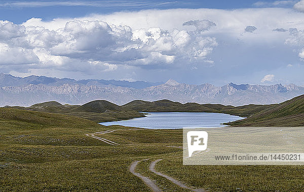 Landschaftsansicht mit Seen in einem Tal und entfernten Gebirgsketten  Tulpar Kul  Kirgisistan.