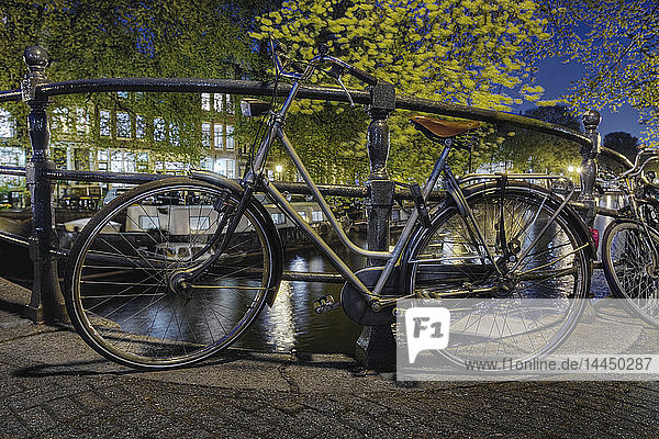 An Kanalgeländer gesicherte Fahrräder