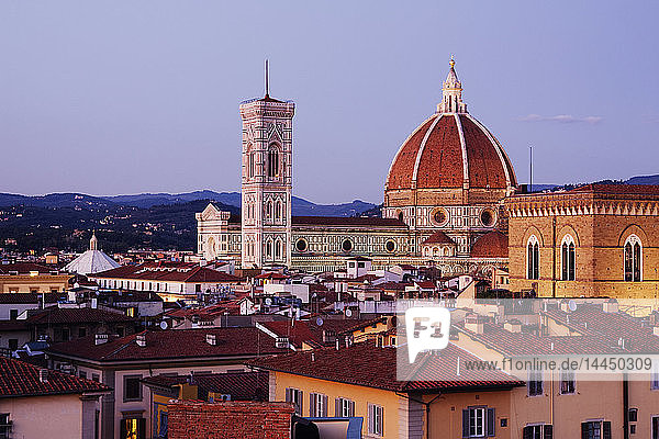 Kuppel der Kathedrale Santa Maria del Fiore in der Abenddämmerung