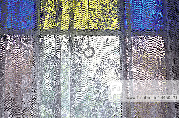Spitzenvorhang und Glasmalerei-Fensterscheiben