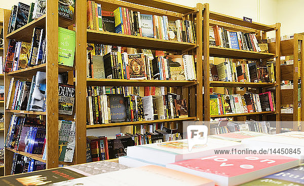 Bücher in den Regalen der Buchhandlung