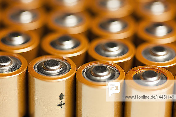 Nahaufnahme der positiven Enden von Batterien