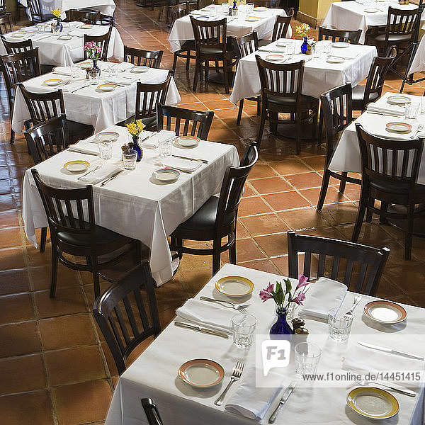 Tische und Stühle im leeren Restaurant