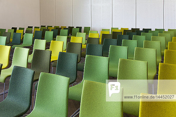 Grüne Stühle in einem Präsentationsraum