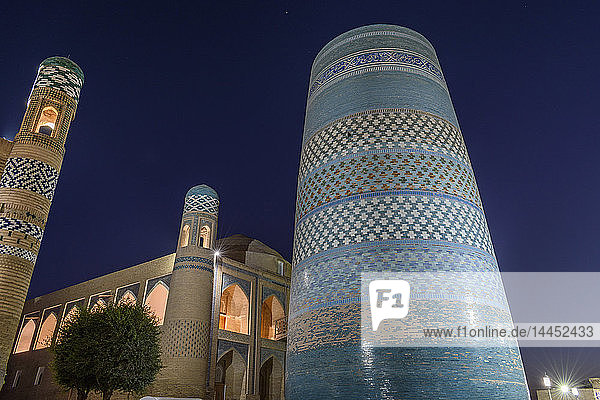 Die historischen Moscheebauten mit dem Minarett von Kalta Minor im Zentrum der Stadt Chiwa  Usbekistan bei Nacht.