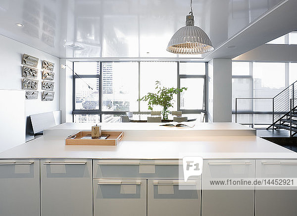 Moderne Küche in luxuriösem Hochhaus-Apartment