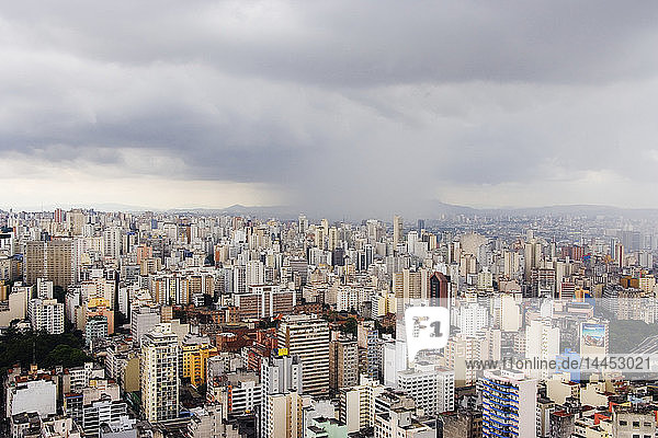 Regenschauer nähert sich der Innenstadt von Sao Paulo