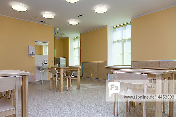 Krankenhauszimmer mit Tischen und Stühlen