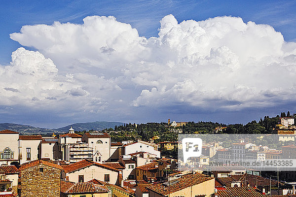 Cumulus-Wolken über der Skyline von Florenz